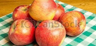 'Pinova' alma (<i>Malus domestica</i> ''Pinova'')